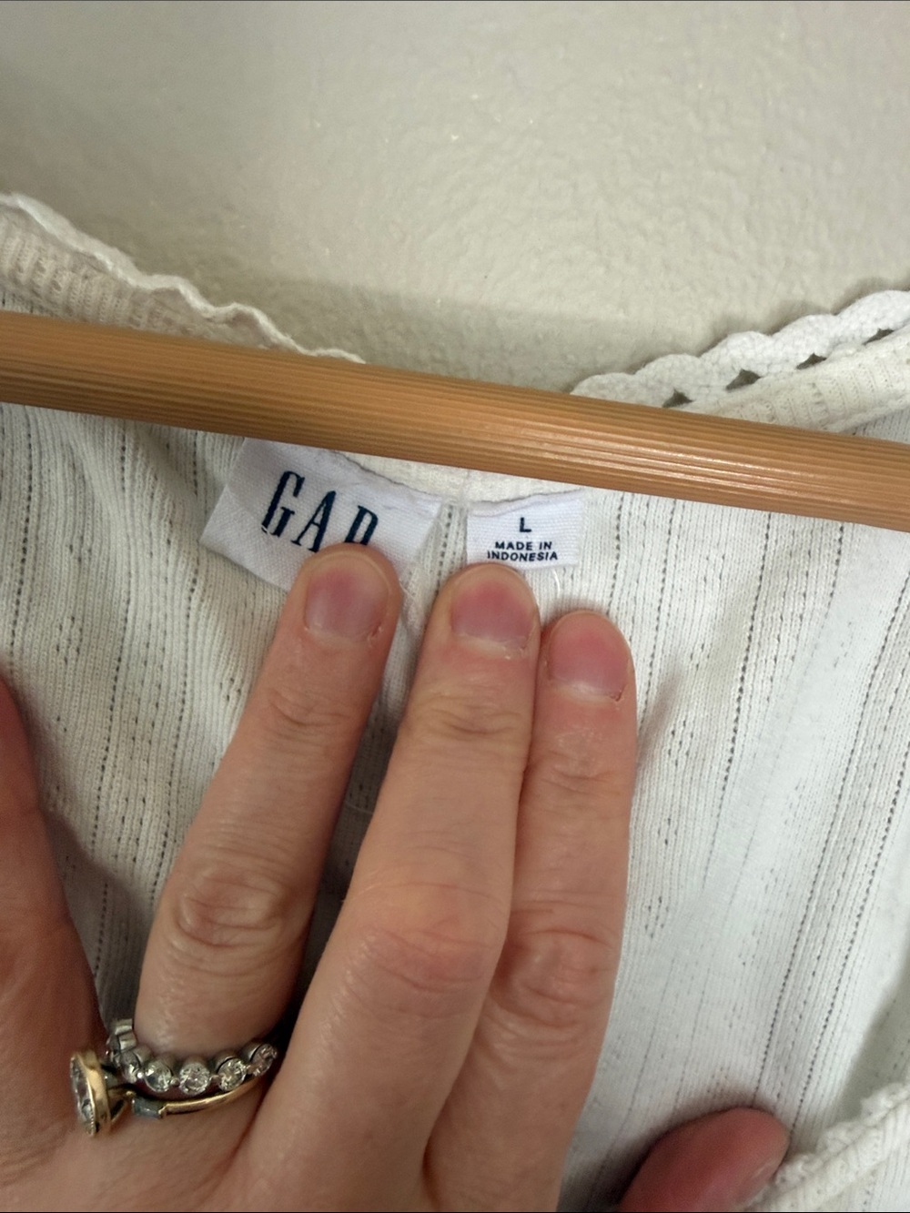 GAP Cream Ribbed Sleeveless tank with Scalloped Trim large - Picture 2 of 5